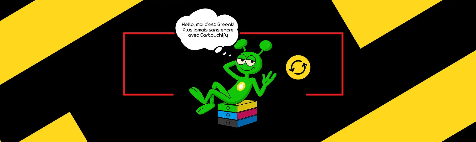 Alien cartoon vert avec trois antennes et un nombril jaune, assis au sommet de blocs colorés empilés.